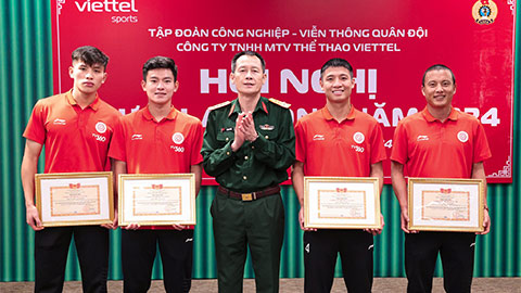Phan Tuấn Tài, Bùi Tiến Dũng và các đồng đội nhận danh hiệu Chiến sĩ thi đua
